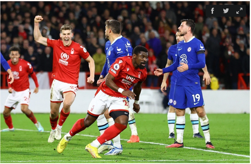 Aurier (đỏ, số 24) mừng bàn gỡ hòa cho Nottingham Forest