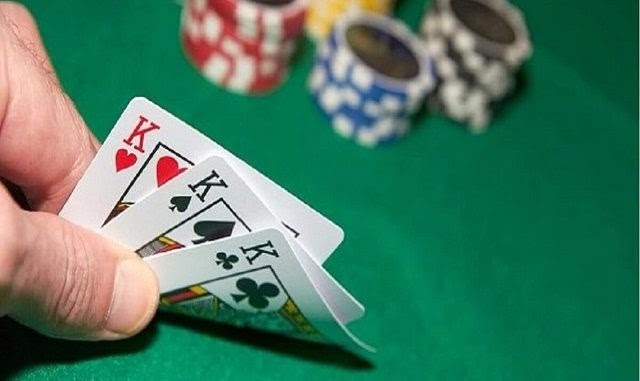 Game bài Liêng chỉ có 3 lá trong khi Poker có 5 lá