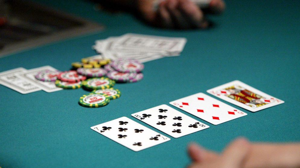 Điểm giống và khác nhau giữa xì tố và poker nhà cái SV88